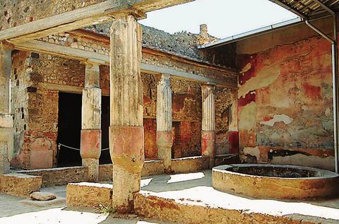 Κατέρρευσε τοίχος κτίσματος στην Πομπηία