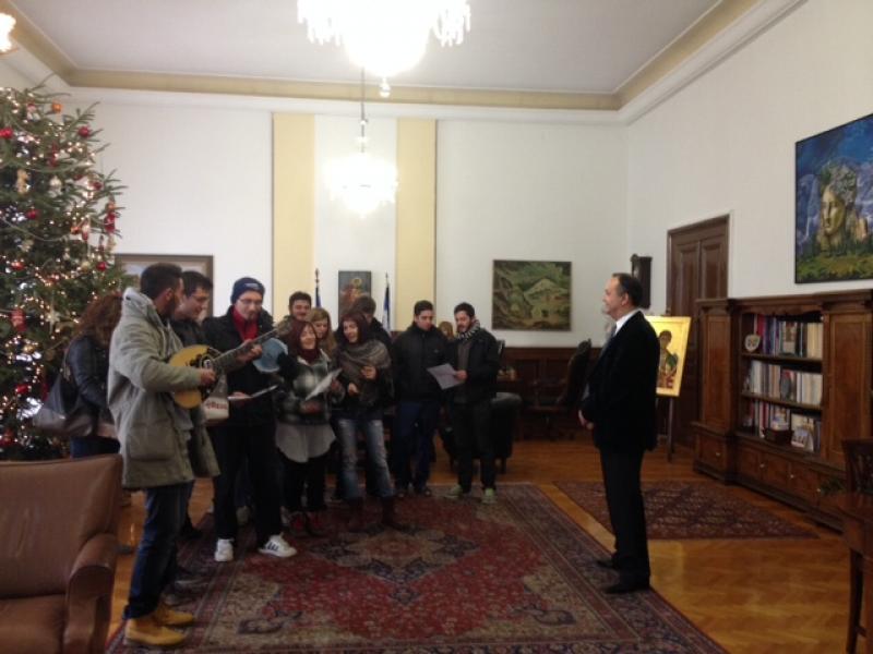 ΒΙΝΤΕΟ-Διαφορετικά κάλαντα από μέλη της ΚΝΕ