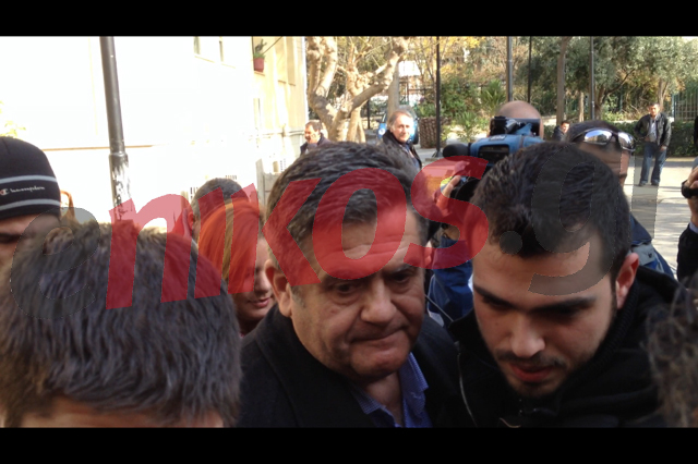 ΦΩΤΟ-Ο Τομπούλογλου οδηγείται στον ανακριτή