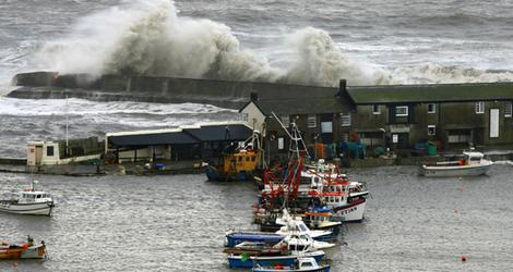 Σφοδρή κακοκαιρία πλήττει τη Γαλλία και τη Βρετανία