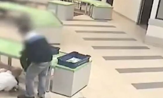 ΒΙΝΤΕΟ-Έσωσε το βρέφος με βουτιά