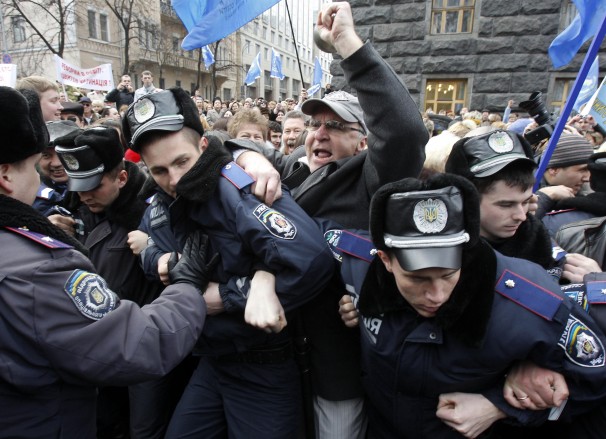 Συνεχίζονται οι αντικυβερνητικές διαδηλώσεις στην Ουκρανία