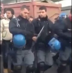 ΒΙΝΤΕΟ-Τα ΜΑΤ στο πλευρό των διαδηλωτών στην Ιταλία