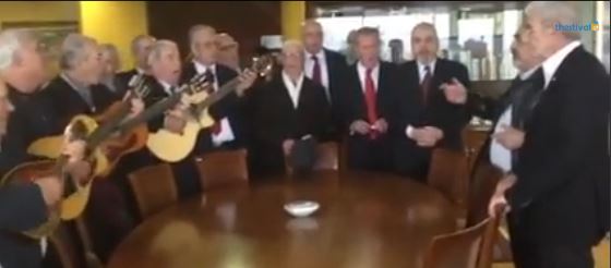 ΒΙΝΤΕΟ-“Έψαλαν” στον Μπουτάρη τον… “Μπάρμπα Γιάννη Κανατά”