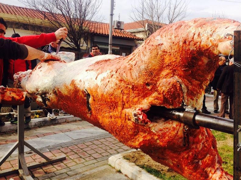 ΦΩΤΟ-Η μεγαλύτερη σούβλα της χρονιάς