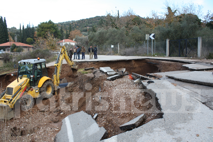 ΦΩΤΟ-Κόπηκε στη μέση ο δρόμος