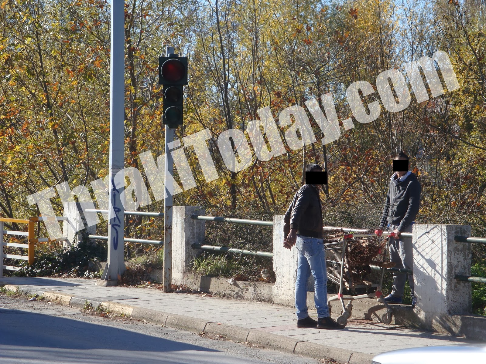 ΦΩΤΟ- «Κλέβουν» ξύλα για να ζεσταθούν