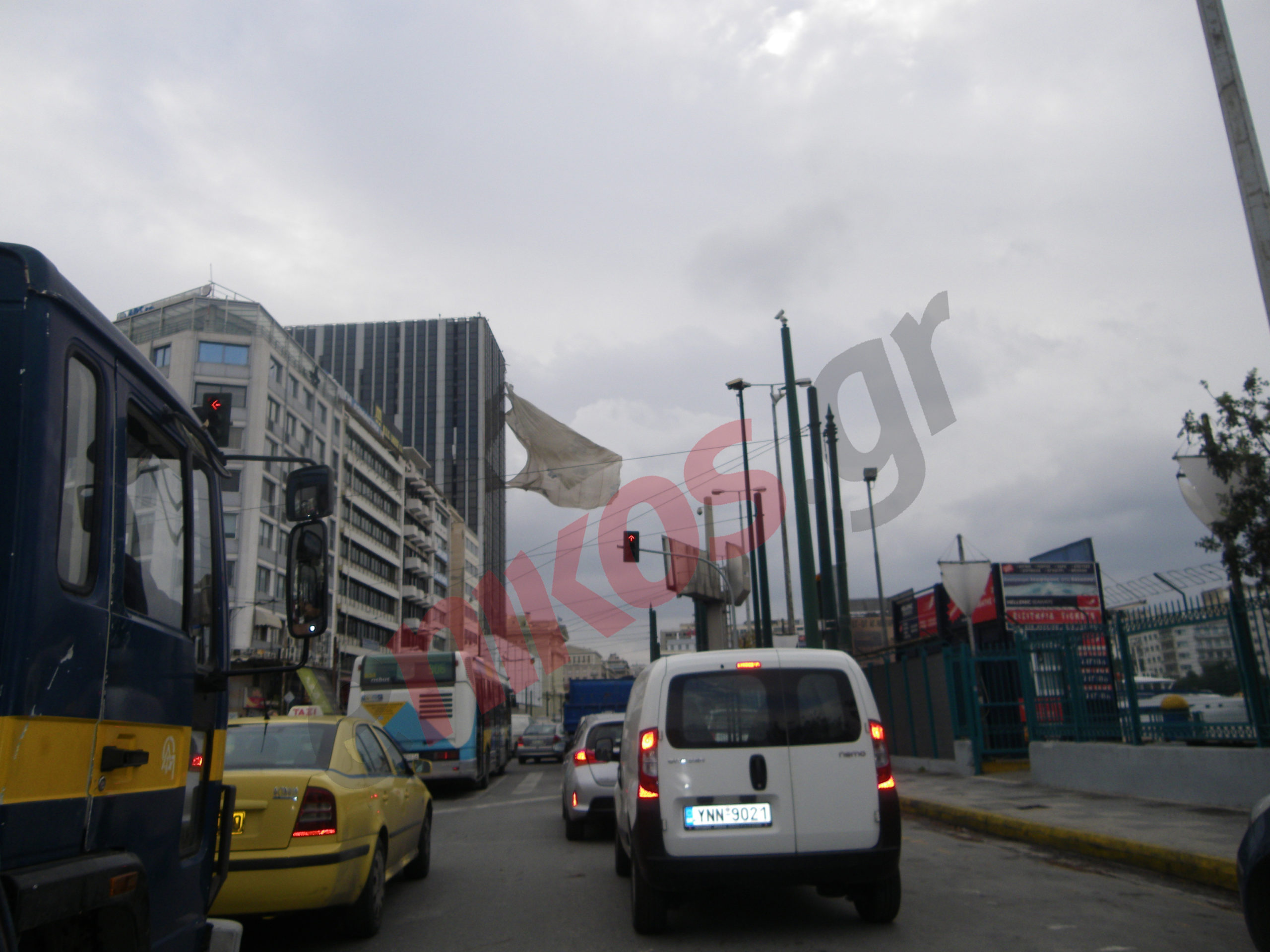 ΦΩΤΟ-Εντυπωσιακές εικόνες από το πανό του Πύργου Πειραιά