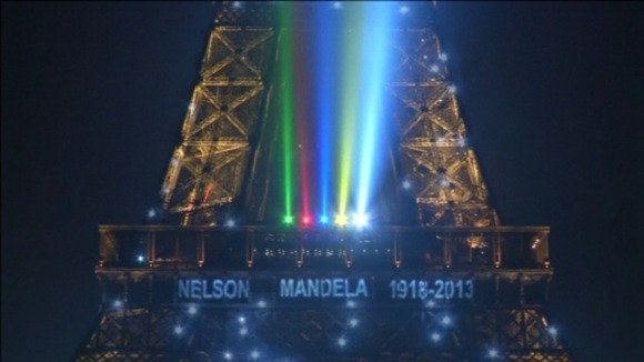 Φωταγώγηση του Πύργου του Άιφελ στη μνήμη του Μαντέλα