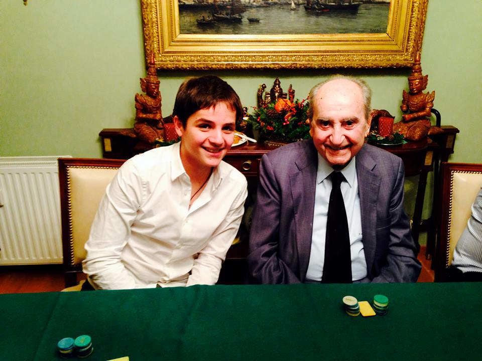 ΦΩΤΟ-Ο Κωνσταντίνος Μητσοτάκης παίζει χαρτιά με τον εγγονό του