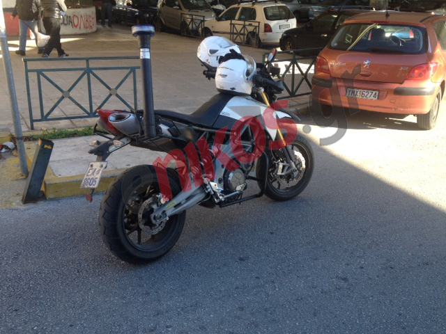 ΦΩΤΟ-Η μηχανή του αστυνομικού που δέχτηκε τα πυρά