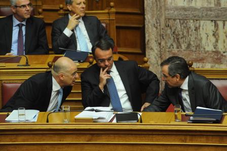 ΦΩΤΟ-Πηγαδάκια, αγκαλιές και… γέλια