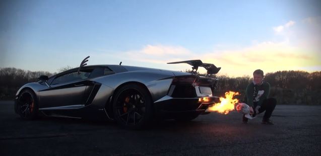 ΒΙΝΤΕΟ-Lamborghini «ψήνει» γαλοπούλα