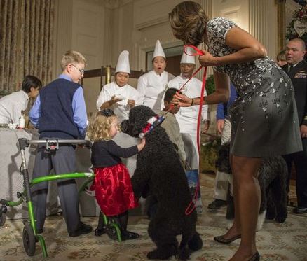 ΦΩΤΟ-Δίχρονη βγήκε «νοκ άουτ» από τη σκυλίτσα του Ομπάμα
