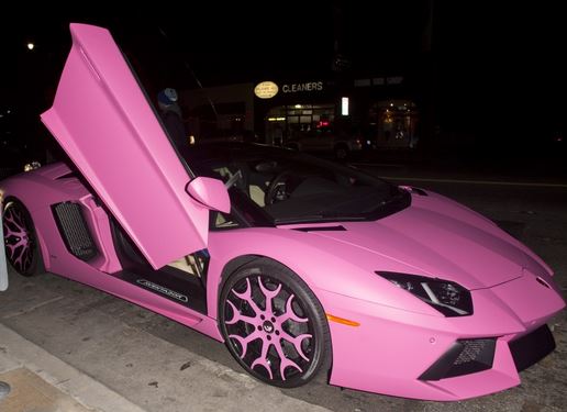 ΦΩΤΟ-Πήγε στα γενέθλιά της με ροζ Lamborghini