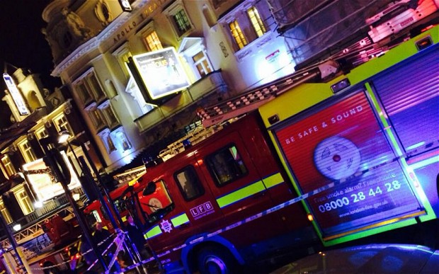 Φόβοι για θύματα στο Apollo Theatre