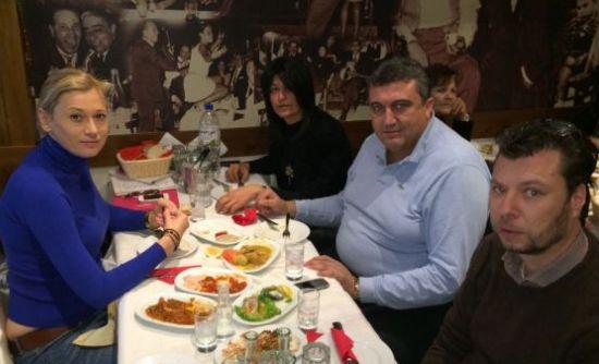 ΦΩΤΟ-Στη Λάρισα η Ραχήλ για… τσιπουράκι!