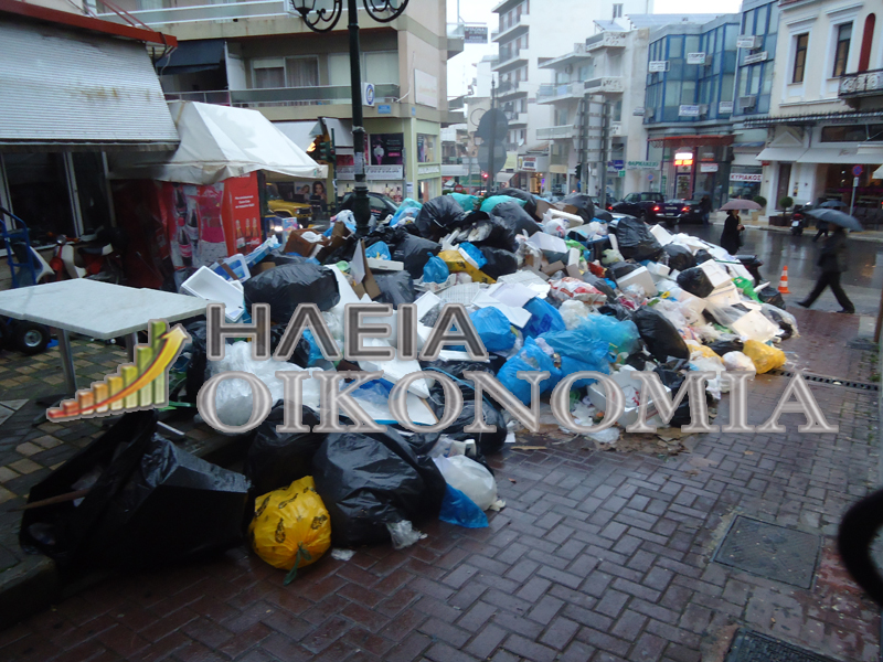 ΦΩΤΟ-Τα σκουπίδια φράζουν δρόμους και πεζοδρόμια