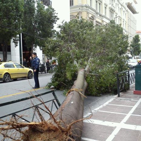 ΦΩΤΟ-Ένταση έξω από το υπουργείο Διοικητικής Μεταρρύθμισης