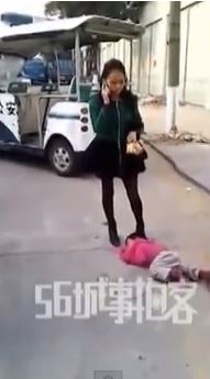 ΒΙΝΤΕΟ-Μητέρα κακοποιεί το παιδί της στο δρόμο