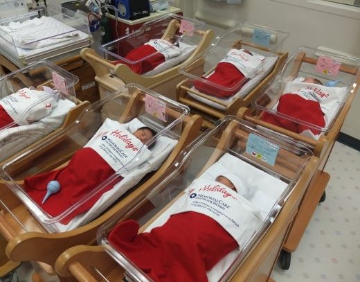 ΦΩΤΟ-Ντύνουν τα νεογέννητα με στολή Άγιου Βασίλη