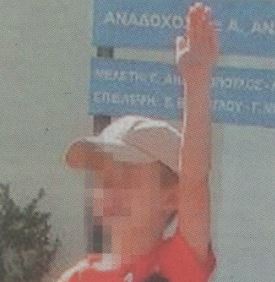 ΦΩΤΟ-Ο ναζιστικός χαιρετισμός του ανηλίκου της ΧΑ