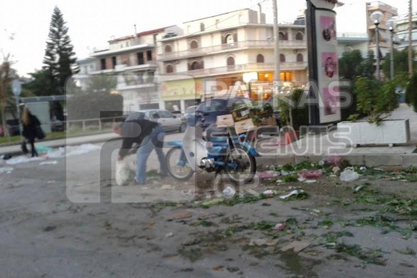 ΦΩΤΟ-Μάζευε τα αποφάγια της λαϊκής