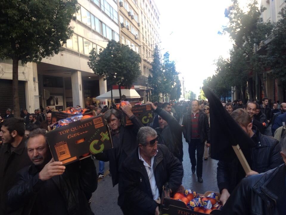 ΦΩΤΟ-Πορτοκάλια ρίχνουν οι αγρότες στο Σύνταγμα