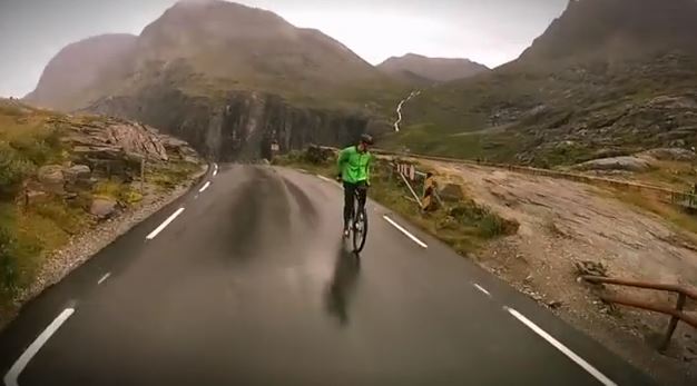 BINTEO-Ποδηλάτης κατεβαίνει το βουνό… ανάποδα