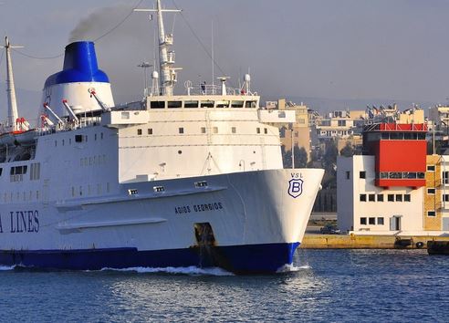 Δεν προσέγγισε το λιμάνι λόγω κακοκαιρίας