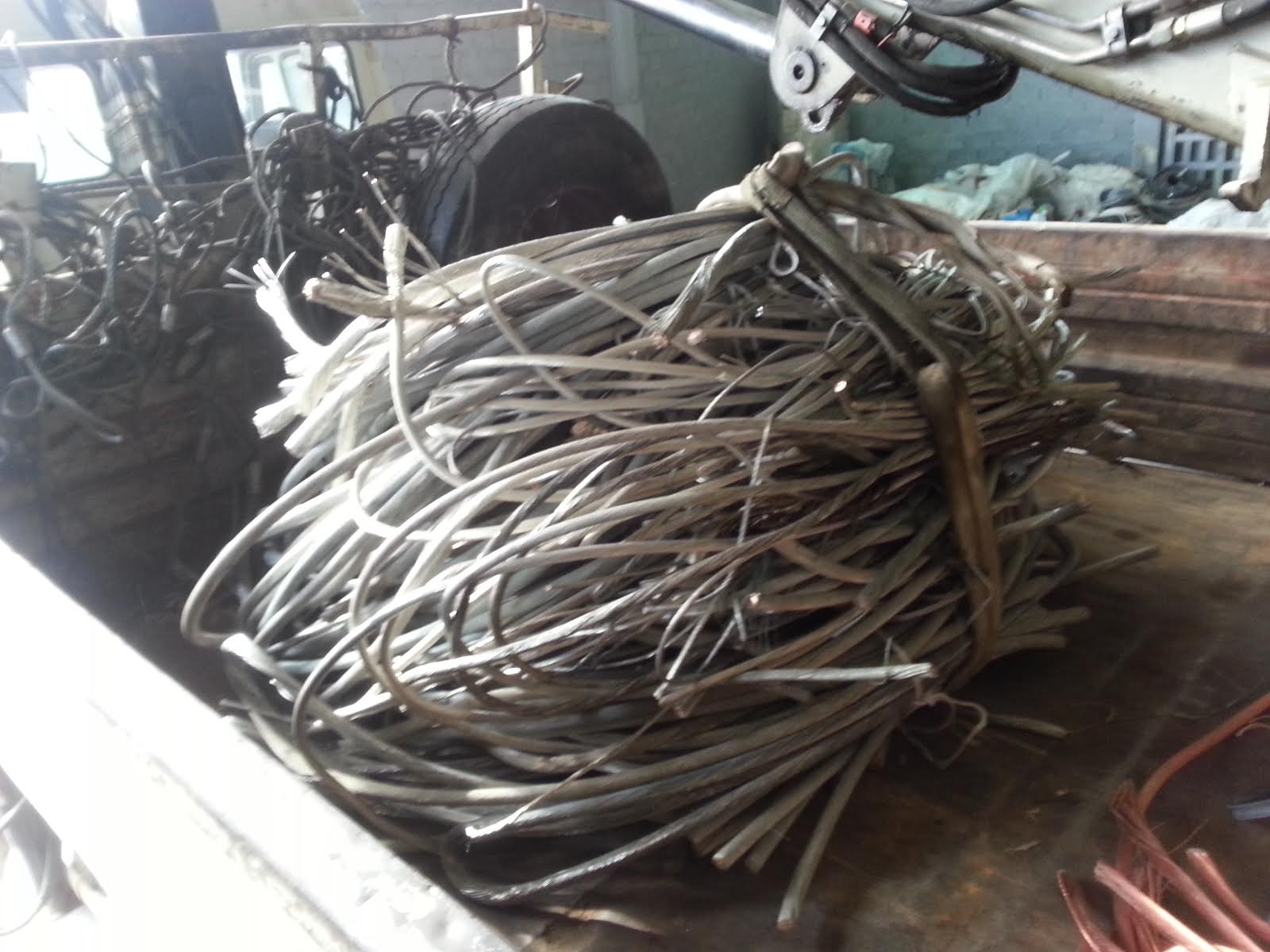 Γκρέμιζαν τοίχους για να κλέβουν σίδερα