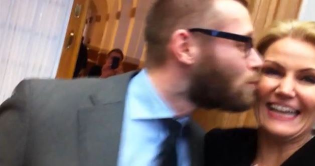 ΒΙΝΤΕΟ-Ένα φιλί “παγίδα” στη Δανή πρωθυπουργό