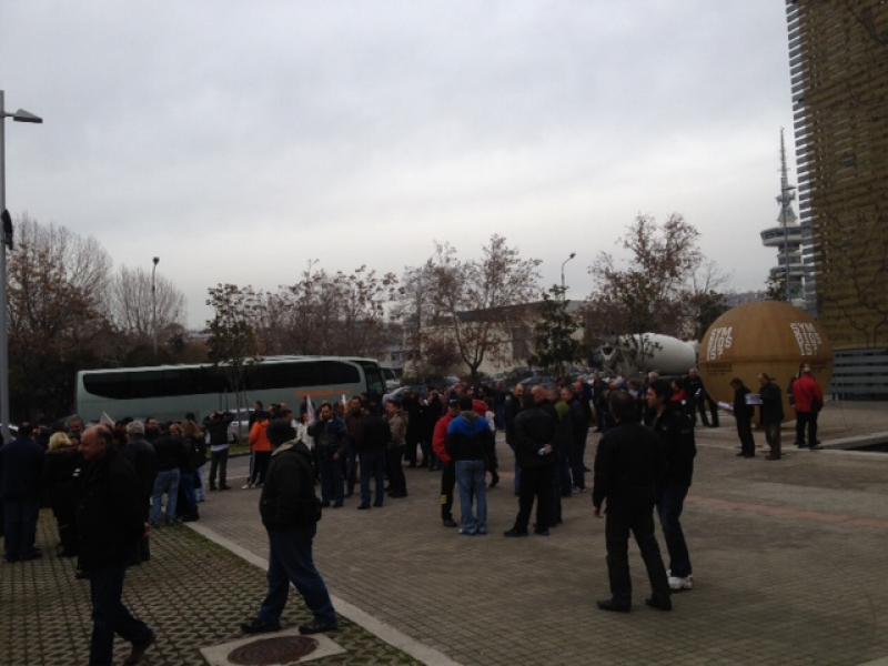 ΦΩΤΟ-Στο δημαρχείο Θεσσαλονίκης εργαζόμενοι της ΕΛΒΟ