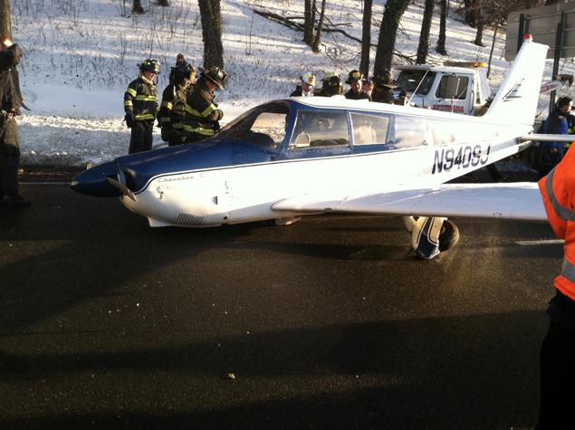 Αεροπλάνο προσγειώθηκε σε αυτοκινητόδρομο