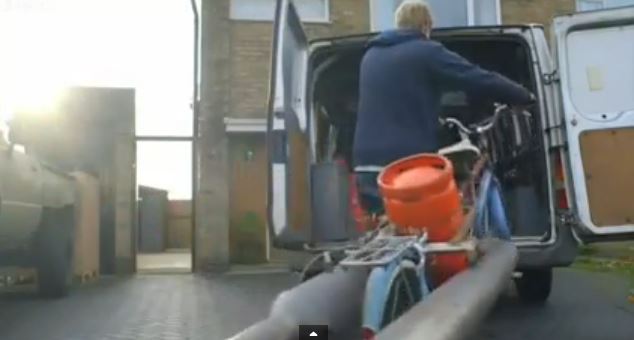 ΒΙΝΤΕΟ-Ο υδραυλικός που μπήκε στο Γκίνες