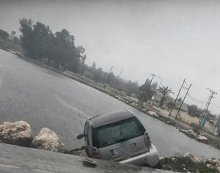 ΦΩΤΟ-Αυτοκίνητο βρέθηκε στα βράχια