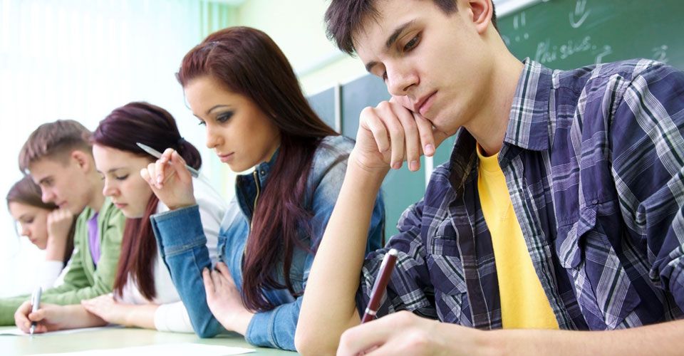 Κάτω από τη βάση οι Έλληνες μαθητές