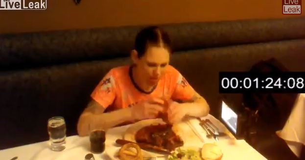 ΒΙΝΤΕΟ-Γυναίκα έφαγε 2 κιλά μπριζόλες σε 2’44”