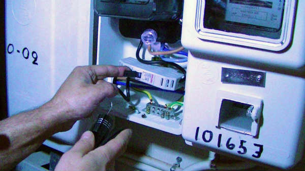 «Βάζουν χέρι» στα ρολόγια της ΔΕΗ