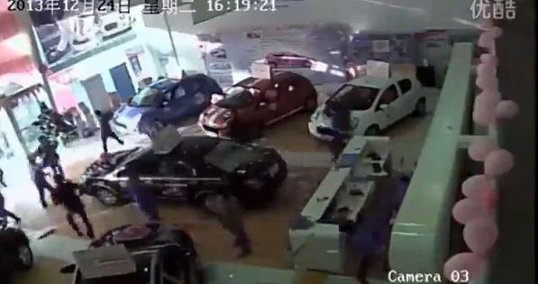 ΒΙΝΤΕΟ-Τα έκαναν γυαλιά-καρφιά σε αντιπροσωπεία αυτοκινήτων