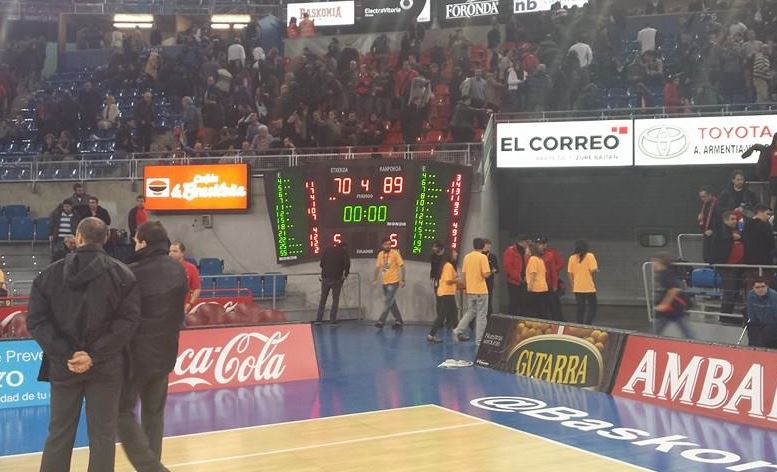 ΦΩΤΟ-Το πανό των Βάσκων κατά της Χρυσής Αυγής