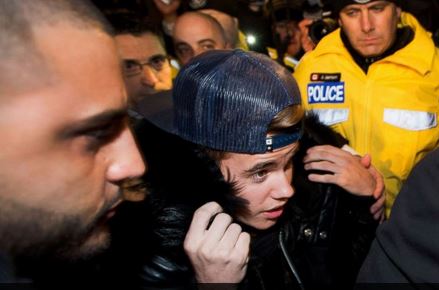 Νέα μπλεξίματα για τον Bieber