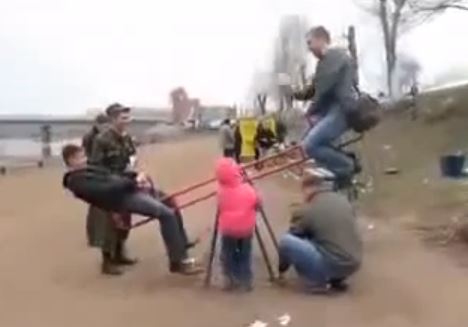 ΒΙΝΤΕΟ-Με βότκα στην τραμπάλα