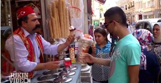 ΒΙΝΤΕΟ-Ένας εκνευριστικός μάγος… παγωτών