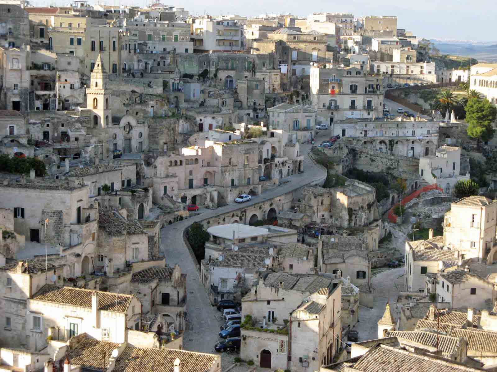 Κατέρρευσε τριώροφη πολυκατοικία