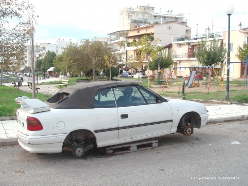 ΦΩΤΟ-Εγκαταλελειμμένο ΙΧ εδώ και ένα χρόνο