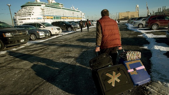Έπιασε λιμάνι το «κρουαζιερόπλοιο των αρρώστων»