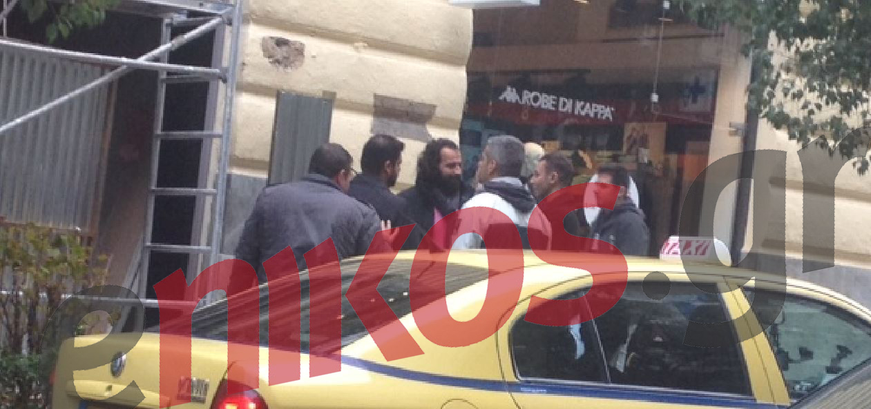 ΦΩΤΟ-Η συνάντηση του Τσέλιου με τον Κωστέτσο στο πεζοδρόμιο