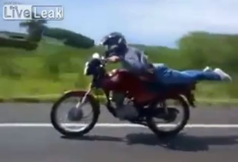 ΒΙΝΤΕΟ-Ακροβάτης του δρόμου “πλήρωσε” τις φιγούρες του