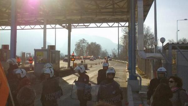 ΦΩΤΟ-Διαμαρτυρία εκπαιδευτικών στα διόδια Πυργετού